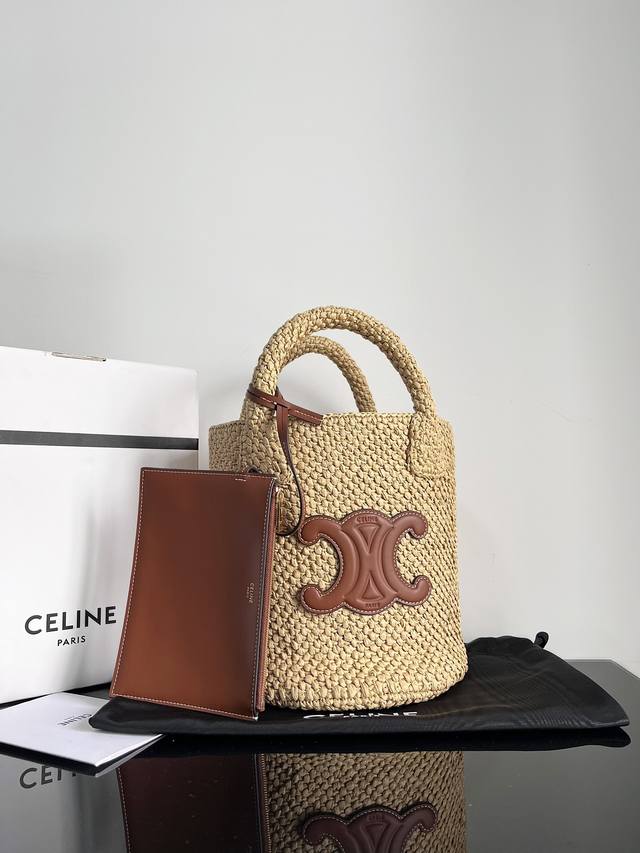 原厂 Celine Cuir系列草编编织Triomphe小号经典植物材料和牛皮革柔软提篮包，手工编织手袋，每件作品皆别具一格，尺寸和造型可能稍有差异，尺寸：23