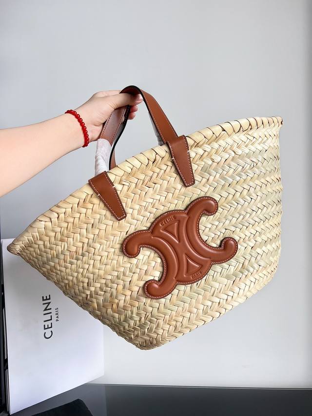 原厂牛皮 Celine 经典棕榈叶和牛皮提篮包配原厂牛皮,草编 编织菜篮子尺寸:25 X 25 X 15 袋口长45 Cm,纯手工编织手袋,每件作品皆别具一格, 原厂牛皮 Celine 经典棕榈叶和牛皮提篮包配原厂牛皮,草编 编织菜篮子尺寸:25 X 25 X 15 袋口长45 Cm,纯手工编织手袋,每件作品皆别具一格,