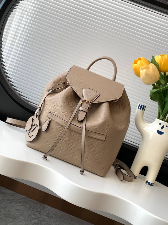 动态变码芯片 顶级原单加强版 Montsouris 45205三色双肩包，此次身披 Monogram Empreinte 压纹皮革，点缀复古金属搭扣和 Lv 挂