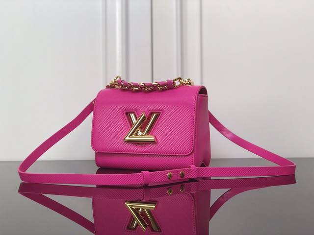 M21719桃红色 顶级原单 春夏款 Epi 粒面皮革版 Twist 小号手袋呈现张扬而柔美的色彩风格，可脱卸皮革编结链条彰显时尚感，搭配 Lv Twist 扭
