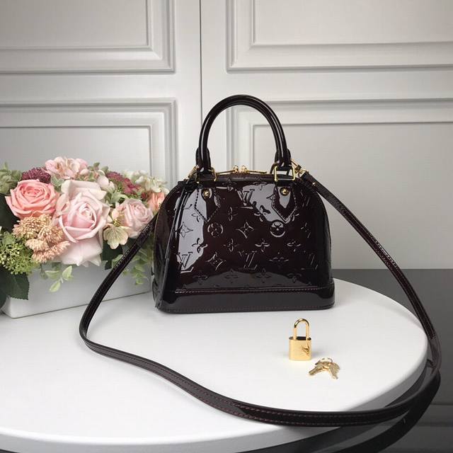 M91606咖啡 顶级原单 Alma Bb 手袋 可爱迷人的 Alma Bb 手袋，其原型是在 1934 年设计的、颇具艺术装饰风格的一款路易威登经典包款。20