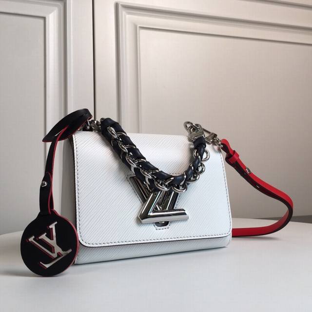 M52504白色 顶级原单 与18年冬季新造型相搭配的Twist中号手袋。由Epi皮革裁制而成，饰有Twist锁扣，搭配织入皮革的短链手柄，凸显对比感。色彩斑斓