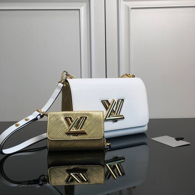 M55683白[顶级原单] 二件套双子包水波纹 这款别致的小型手袋藏有一个秘密：它比实际看起来要大。M50280双下包二件套拼色水波纹Twist女包 设计巧妙的