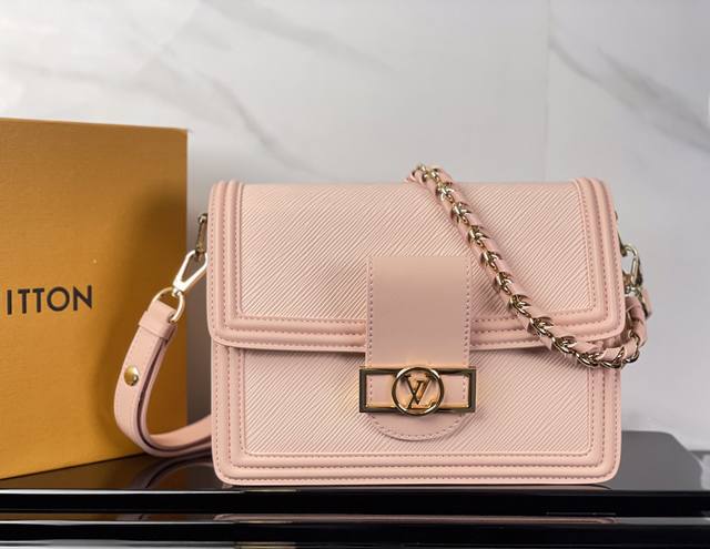 M44162粉色 顶级原单 本款 Dauphine 中号手袋结合 Epi 皮革和金属件，为皮革包身压印铭纹图案，搭配光滑牛皮革饰边。Lv Circle 标识嵌于