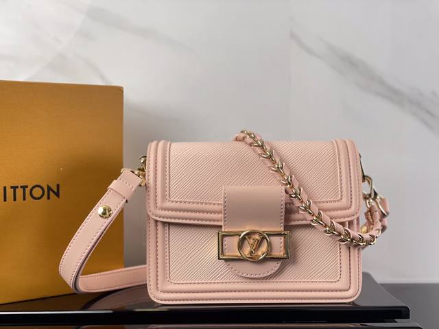 M55963粉色 顶级原单 本款 Dauphine 迷你手袋以 Epi 牛皮革呈现别致纹理。牛皮革饰边映现别样构型，与矩形装饰之中的 Lv Circle 标识互
