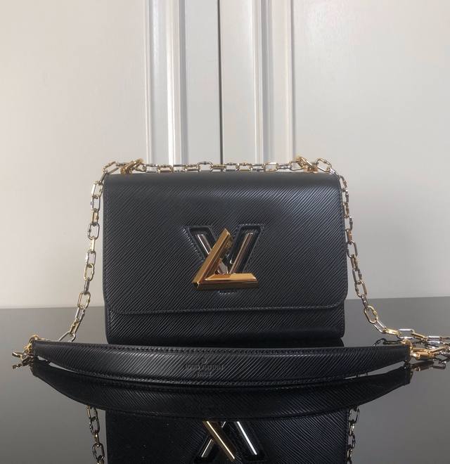 M21025黑色棱锁 顶级原单 本款 Twist 中号手袋取材 Epi 粒面皮革，将珐琅 Monogram 花卉轻巧悬挂于琢面链条。巧用 Lv 钩扣，探索手提、