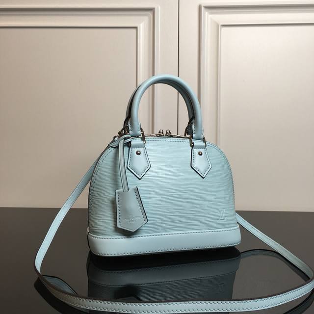 M40301薄荷绿 顶级原单 Alma Bb 手袋 可爱迷人的 Alma Bb 手袋，其原型是在 1934 年设计的、颇具艺术装饰风格的一款路易威登经典包款。2