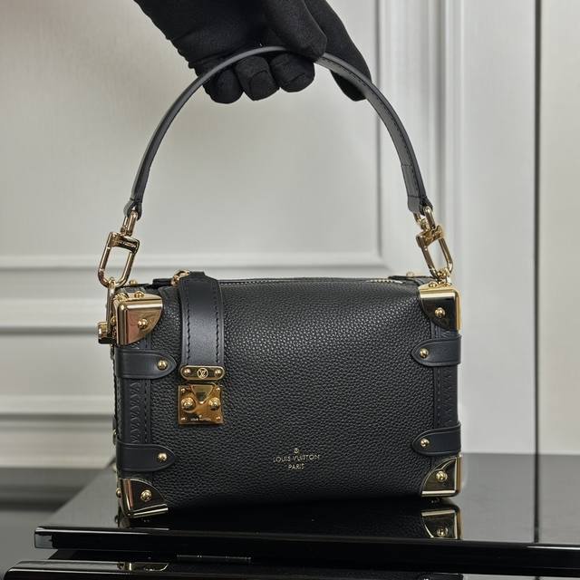 M23817黑色金扣 动态码 顶级原单 专柜同步电子芯片内码出货本款 Side Trunk 小号手袋取材粒面牛皮革,搭配 S-Lock 锁扣与包角,诠释品牌传统 M23817黑色金扣 动态码 顶级原单 专柜同步电子芯片内码出货本款 Side Trunk 小号手袋取材粒面牛皮革,搭配 S-Lock 锁扣与包角,诠释品牌传统