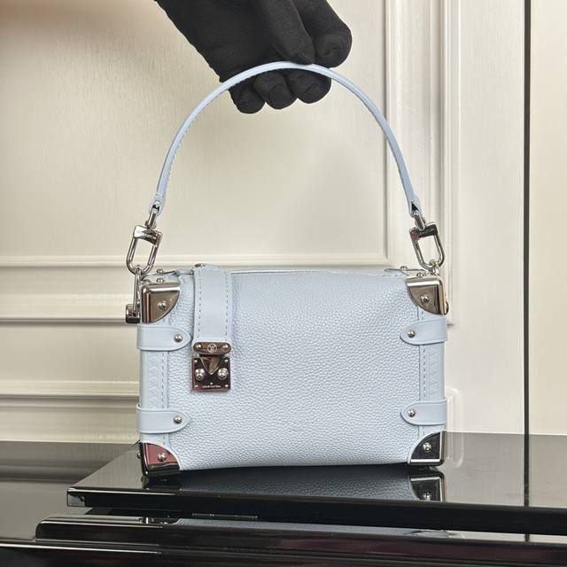 M23817蓝色银扣 动态码 顶级原单 专柜同步电子芯片内码出货本款 Side Trunk 小号手袋取材粒面牛皮革,搭配 S-Lock 锁扣与包角,诠释品牌传统 M23817蓝色银扣 动态码 顶级原单 专柜同步电子芯片内码出货本款 Side Trunk 小号手袋取材粒面牛皮革,搭配 S-Lock 锁扣与包角,诠释品牌传统