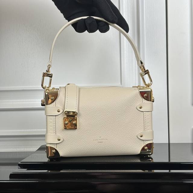 M23817白色配金扣 动态码 顶级原单 专柜同步电子芯片内码出货本款 Side Trunk 小号手袋取材粒面牛皮革，搭配 S-Lock 锁扣与包角，诠释品牌传