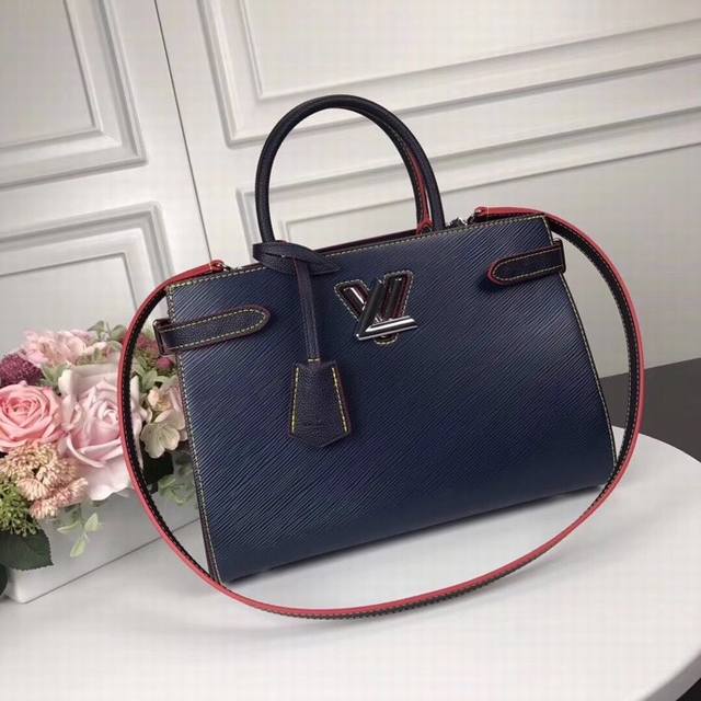 M54810 靛蓝 顶级原单 Twist Tote 手袋 此款Twist Tote手袋拥有现代感十足的线条以及经典Lv Twist扭锁与斜挎包带等奢华设计元素, M54810 靛蓝 顶级原单 Twist Tote 手袋 此款Twist Tote手袋拥有现代感十足的线条以及经典Lv Twist扭锁与斜挎包带等奢华设计元素,