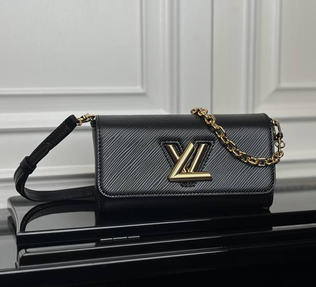 M83077黑 动态码 顶级原单 本款 Twist West Pochette 手袋选用 Epi 粒面皮革塑造修长构型,以翻盖 Lv Twist 扭锁彰显考究细 M83077黑 动态码 顶级原单 本款 Twist West Pochette 手袋选用 Epi 粒面皮革塑造修长构型,以翻盖 Lv Twist 扭锁彰显考究细