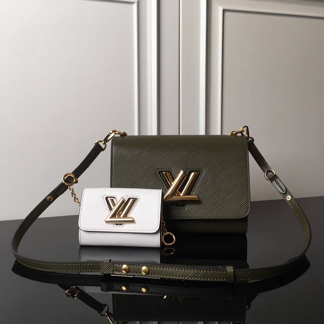 M59885绿配白 顶级原单 本款 Twist 中号手袋采用标志性 Epi 皮革和 Lv Twist 扭锁,再以相同材质和元素塑造可拆卸 Twisty 手拿包, M59885绿配白 顶级原单 本款 Twist 中号手袋采用标志性 Epi 皮革和 Lv Twist 扭锁,再以相同材质和元素塑造可拆卸 Twisty 手拿包,