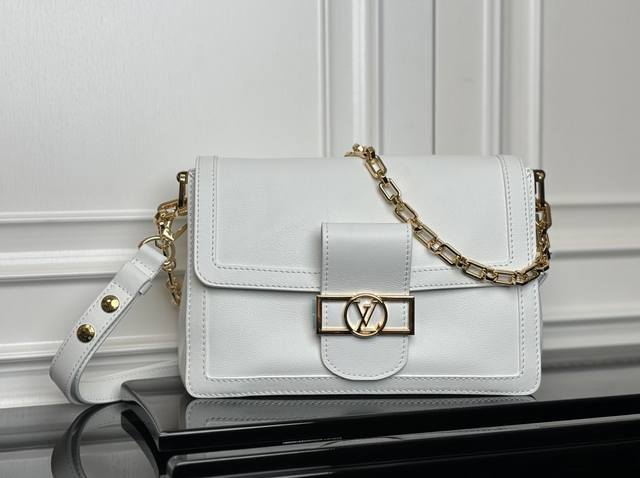 M25209白色 顶级原单 动态码 专柜同步电子芯片内码 本款 Dauphine Soft 中号手袋出自创意总监 Nicolas GhesquièRe 之手，以