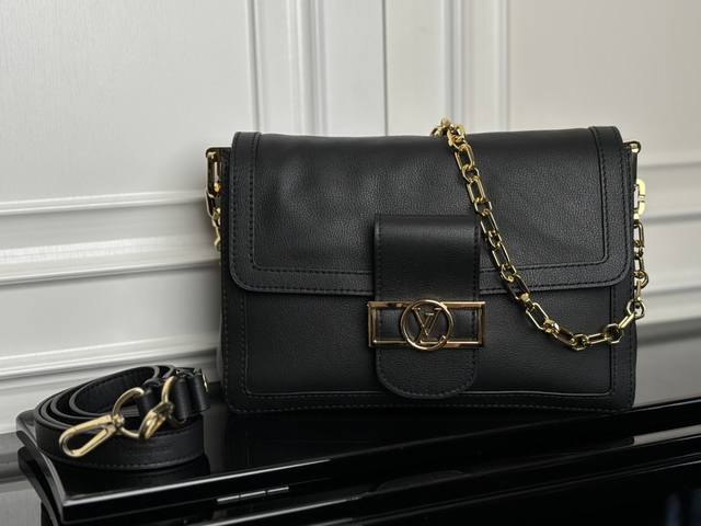 M25209黑色 顶级原单 动态码 专柜同步电子芯片内码 本款 Dauphine Soft 中号手袋出自创意总监 Nicolas GhesquièRe 之手，以