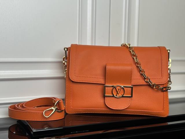 M25209橙色 顶级原单 动态码 专柜同步电子芯片内码 本款 Dauphine Soft 中号手袋出自创意总监 Nicolas GhesquièRe 之手，以