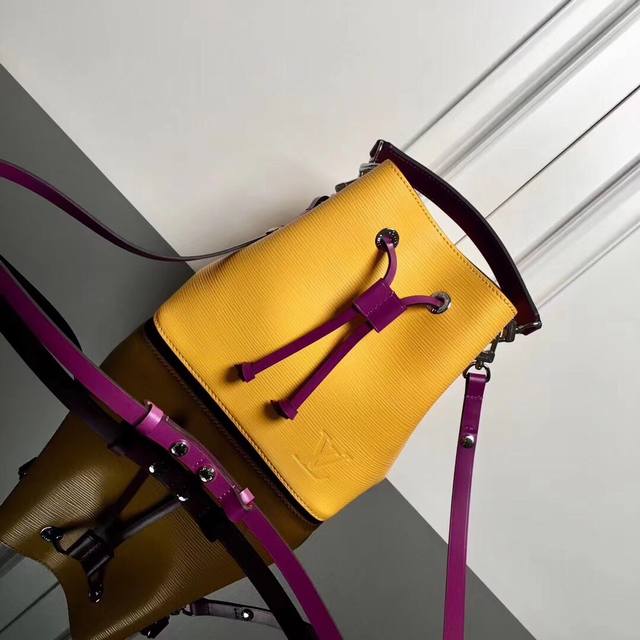 M52853黄 顶级原单 NéOnoé Bb 手袋 线上首发 NéOnoé Bb 手袋沿袭路易威登经典的 Noé 水桶包设计，精巧尺寸散发清新活力。Epi 牛皮