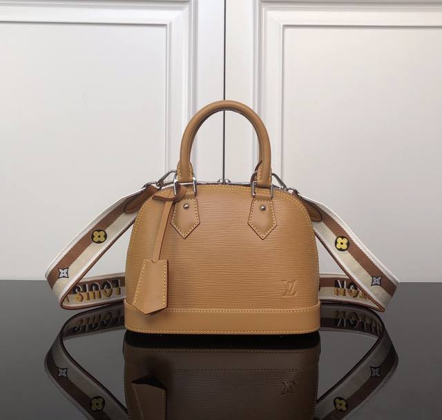M59217棕色 顶级原单 编织肩带♀♀♀ 本款 Alma Bb 手袋以缤纷 Epi 皮革呈现路易威登最具标志性的设计之一，再为提花肩带两面分饰路易威登标识刺绣