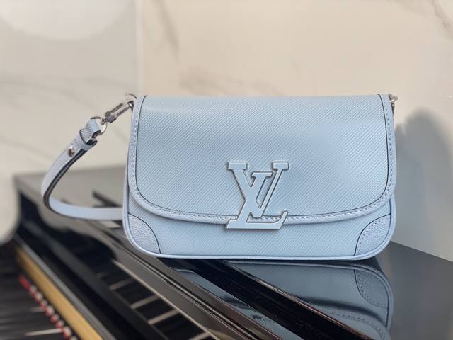 M59386天蓝色 顶级原单 本款 Buci 手袋取材标志性 Epi 皮革，以光滑皮革勾勒包角和衬料，成就经典柔和轮廓。树脂 Lv 标识流露摩登气息，可调节肩带