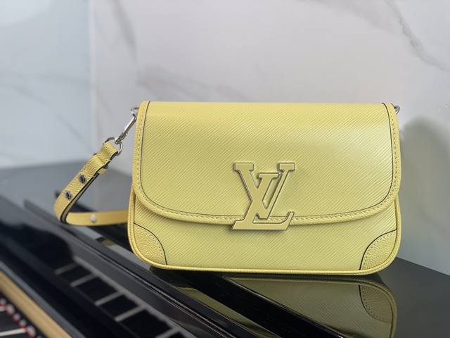 M59386小鸡黄色 顶级原单 本款 Buci 手袋取材标志性 Epi 皮革，以光滑皮革勾勒包角和衬料，成就经典柔和轮廓。树脂 Lv 标识流露摩登气息，可调节肩