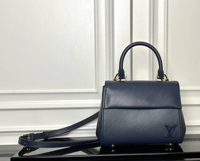 M25228靛蓝色 顶级原单 动态码 专柜同步电子芯片内码Cluny Mini是航海系列的一部分,由 Epi皮革制成,并用光滑的牛皮皮革装饰。深度染色的色块处理 M25228靛蓝色 顶级原单 动态码 专柜同步电子芯片内码Cluny Mini是航海系列的一部分,由 Epi皮革制成,并用光滑的牛皮皮革装饰。深度染色的色块处理