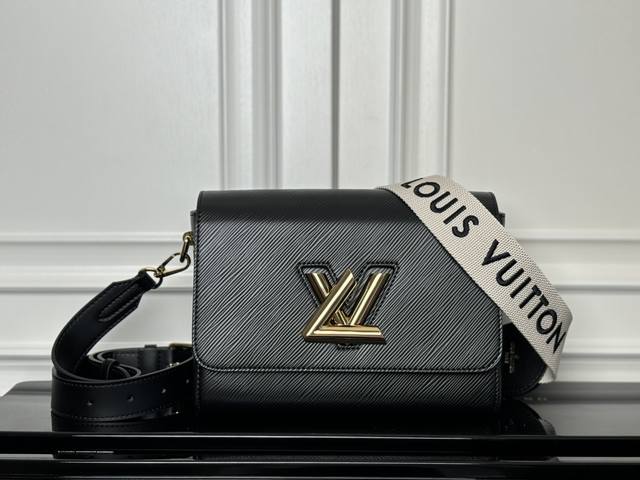 M24765黑色 顶级原单 动态码 专柜同步电子芯片内码 本款 Twist 中号手袋再度印证品牌精湛匠艺。经典Epi皮革融入可调节宽幅皮革肩带，耀目Lv Twi