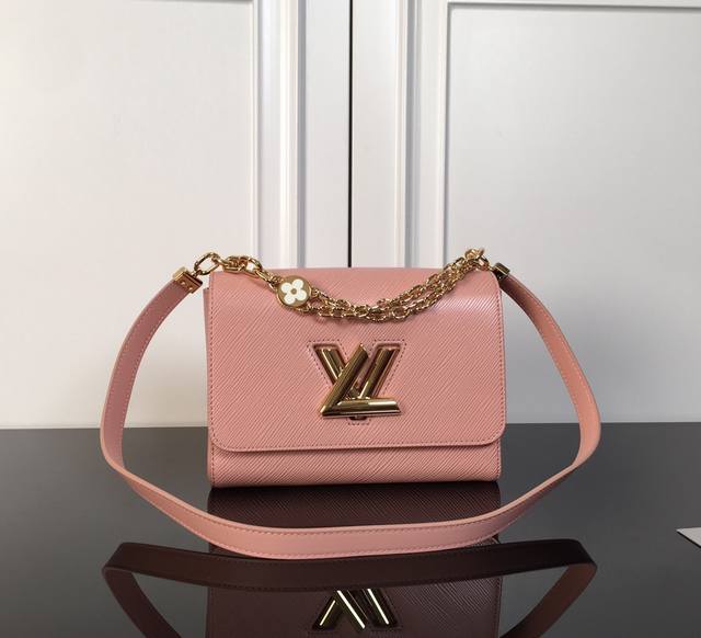 M21605桃粉色 顶级原单 本款 Twist 中号手袋为全新双链嵌入手工珐琅 Monogram 花卉，无论作为装饰或拓展背携方式，均可释放柔美气息。Lv Tw