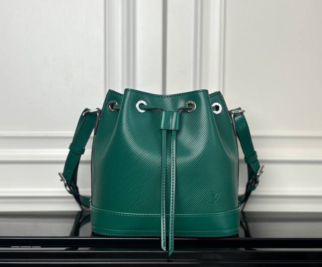 M12847绿色 动态码 顶级原单 专柜同步电子芯片码 Noe Bb 手袋 這款Noé Bb水桶袋採用柔軟的Epi皮革製作,結合了滑面牛皮飾邊及獨特的壓花圖案。 M12847绿色 动态码 顶级原单 专柜同步电子芯片码 Noe Bb 手袋 這款Noé Bb水桶袋採用柔軟的Epi皮革製作,結合了滑面牛皮飾邊及獨特的壓花圖案。