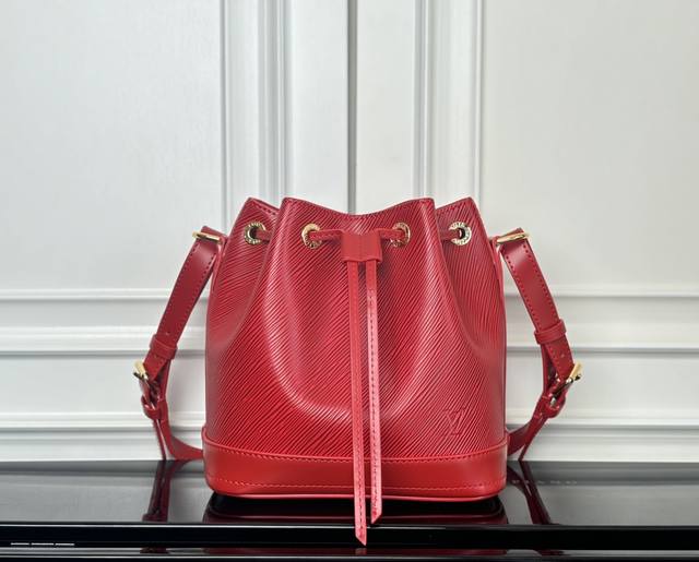 M12847红色 动态码 顶级原单 专柜同步电子芯片码 Noe Bb 手袋 這款Noé Bb水桶袋採用柔軟的Epi皮革製作，結合了滑面牛皮飾邊及獨特的壓花圖案。