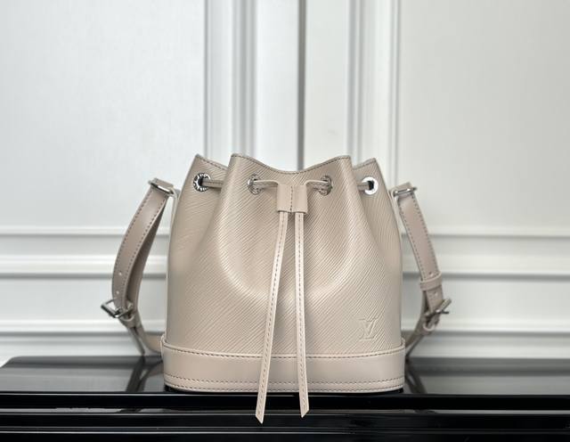 M12847石灰白 动态码 顶级原单 专柜同步电子芯片码 Noe Bb 手袋 這款Noé Bb水桶袋採用柔軟的Epi皮革製作，結合了滑面牛皮飾邊及獨特的壓花圖案