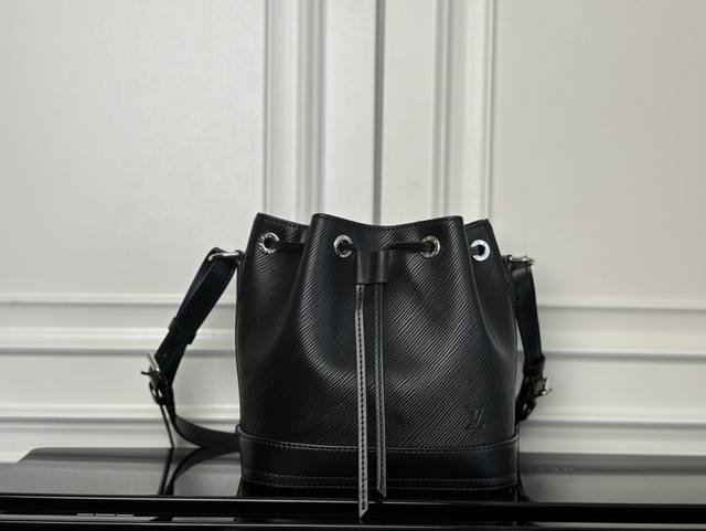 M12847黑色 动态码 顶级原单 专柜同步电子芯片码 Noe Bb 手袋 這款Noé Bb水桶袋採用柔軟的Epi皮革製作，結合了滑面牛皮飾邊及獨特的壓花圖案。