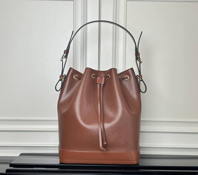 M24932棕色 动态码 顶级原单 专柜同步电子芯片码 Noe Mm手袋 這款Noé Mm水桶袋採用柔軟的Epi皮革製作，結合了滑面牛皮飾邊及獨特的壓花圖案。標