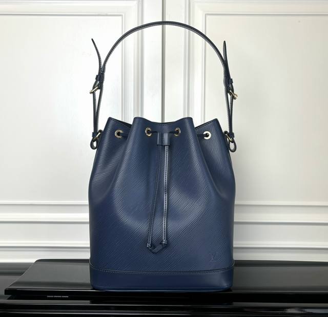 M24932蓝色 动态码 顶级原单 专柜同步电子芯片码 Noe Mm手袋 這款Noé Mm水桶袋採用柔軟的Epi皮革製作，結合了滑面牛皮飾邊及獨特的壓花圖案。標