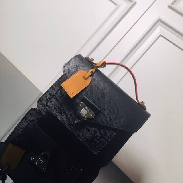 M55405克 顶级原单 冬季，Neo Monceau 手袋为路易威登手袋系列再添亮点。借鉴经典Lv硬箱的锁扣设计让手袋既安全又易用。此款源自经典Monceau