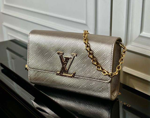 M237香槟色 顶级原单 动态码 专柜同步电子芯片内码本款 Pochette Louise链条包以崭新比例于新季焕新经典设计。精美 亮泽的 Epi 皮革或时尚沉