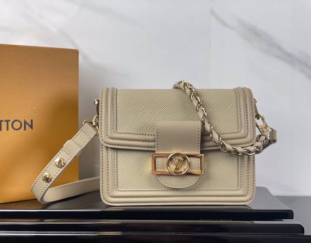 M55963灰色 顶级原单 本款 Dauphine 迷你手袋以 Epi 牛皮革呈现别致纹理。牛皮革饰边映现别样构型，与矩形装饰之中的 Lv Circle 标识互