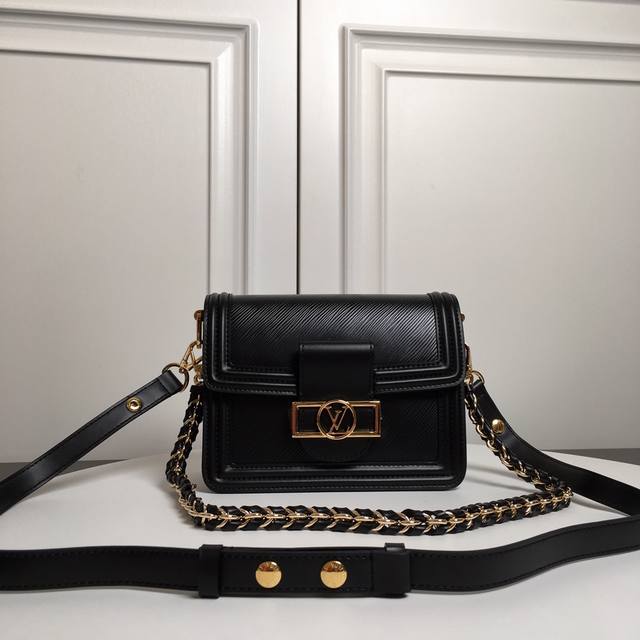 M55963 顶级原单 Dauphine 手袋家族于 年春夏再添一员：本款 Mini Dauphine 手袋取材经典 Epi 皮革，搭配灵活磁扣与可调节肩带，为