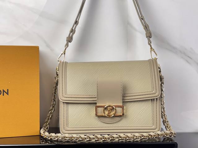 M44162灰色 顶级原单 本款 Dauphine 中号手袋结合 Epi 皮革和金属件，为皮革包身压印铭纹图案，搭配光滑牛皮革饰边。Lv Circle 标识嵌于