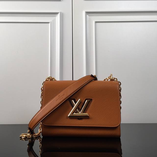 M50280棕色 顶级原单 Twist 中号链条包于 2015 度假系列宣告新古典主义风尚。取材品牌标志性 Epi 皮革，点缀宛如雕塑般的 Lv Twist 扭