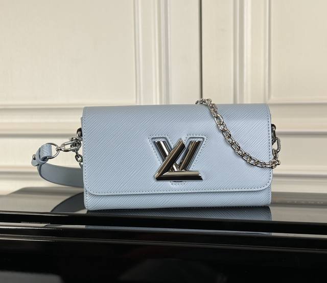 M24549蓝色 顶级原单 這款Twist West手袋採用典雅修長的袋形，以型格的全新設計演繹品牌經典袋款。手袋以Epi皮革製造，以一系列現代風格的色調示人，