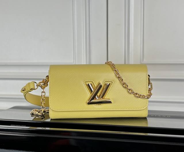 M24549黄色 顶级原单 這款Twist West手袋採用典雅修長的袋形，以型格的全新設計演繹品牌經典袋款。手袋以Epi皮革製造，以一系列現代風格的色調示人，