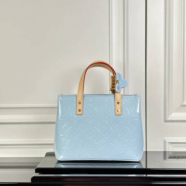 M24144蓝色 动态码 顶级原单 专柜同步电子芯片内码出货 這款Reade Pm手袋以亮澤Monogram Vernis漆皮製成，配有天然牛皮頂端手柄及肩帶。