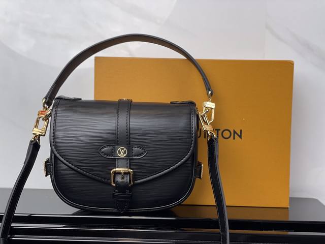 M23469黑色 顶级原单 Saumur Bb 手袋以崭新 Epi 皮革演绎典藏设计，为马鞍包构型点缀 Lv Circle 标识和工致搭扣。正面磁扣彰显摩登风范