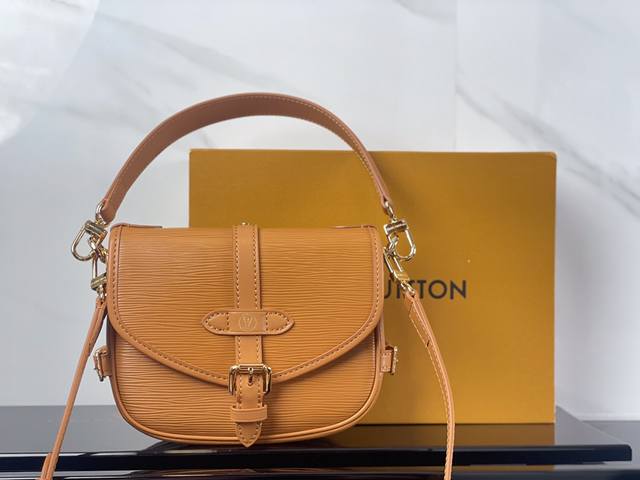 M23469焦糖色 顶级原单 Saumur Bb 手袋以崭新 Epi 皮革演绎典藏设计，为马鞍包构型点缀 Lv Circle 标识和工致搭扣。正面磁扣彰显摩登风