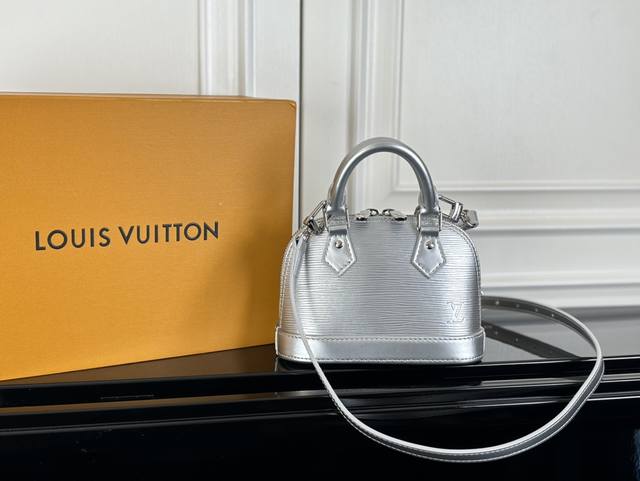 M81945银色 顶级原单 Nano Alma 手袋是路易威登经典 Alma 手袋的袖珍版本，此次取材标志性 Epi 粒面皮革。紧凑构型内含充裕空间，可轻松收纳