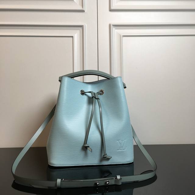 夏季新款 M54366薄荷绿 顶级原单 Lockme Bucket 手袋 此款时尚桶包的设计原型来自一款风格优雅但质感结实的包袋，由路易 威登于1932年为一位