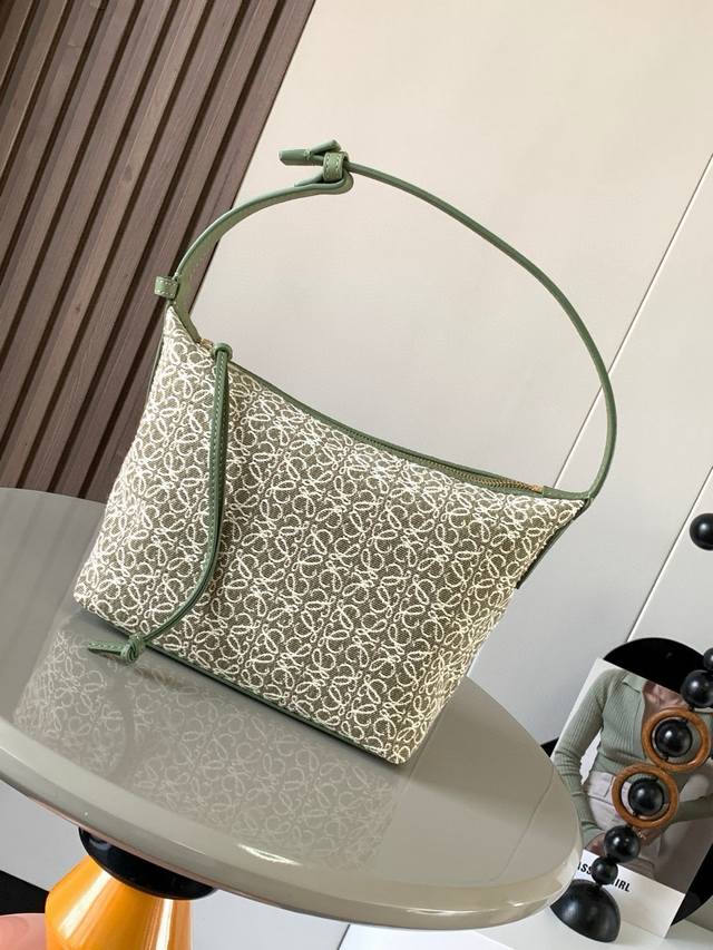 Anagram提花布和牛皮革 Cubi手袋小号便当包～Cubi饭盒包这一季的快乐是Cubi给的！L0Ewe 最新抢手腋下包 Cubi绣花设计自带高级感 随便搭件