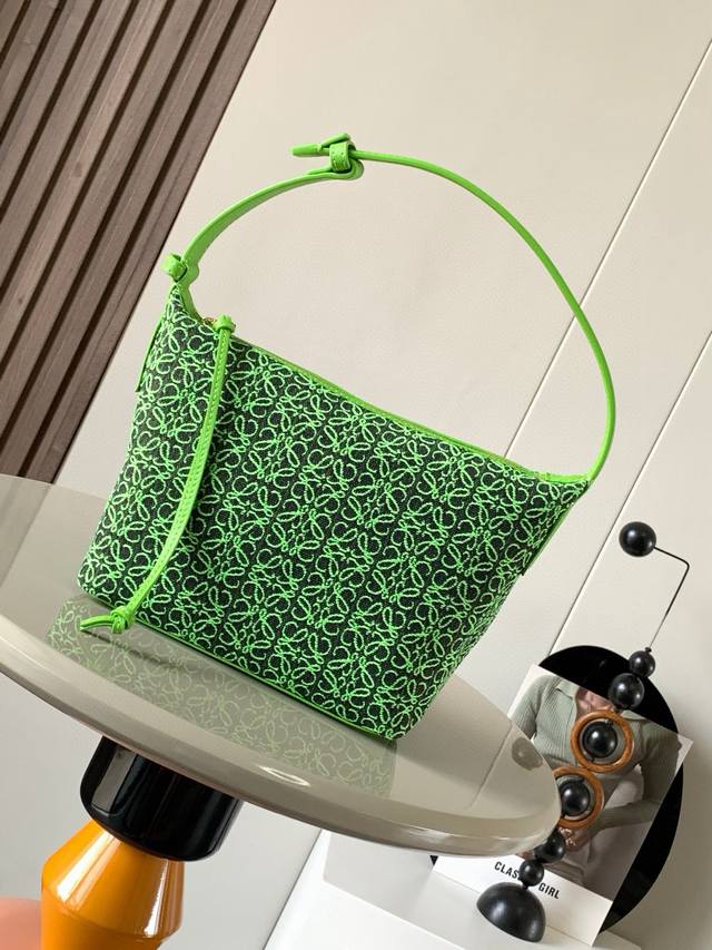 Anagram提花布和牛皮革 Cubi手袋小号便当包～Cubi饭盒包这一季的快乐是Cubi给的！L0Ewe 最新抢手腋下包 Cubi绣花设计自带高级感 随便搭件