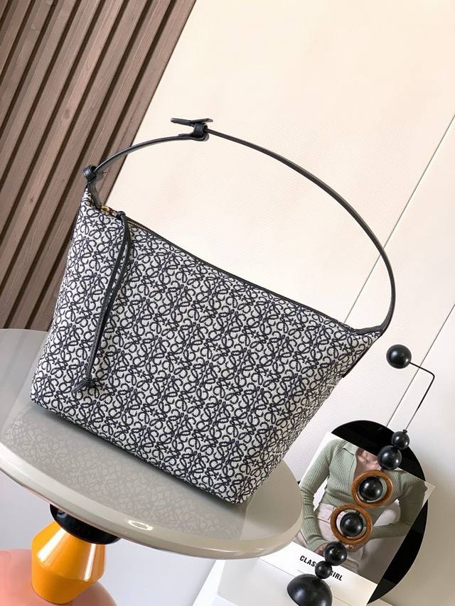 Anagram 提花布和牛皮革 Cubi 手袋大号便当包～Cubi饭盒包这一季的快乐是Cubi给的！L0Ewe 最新抢手腋下包 Cubi绣花设计自带高级感 随便