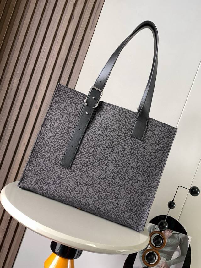 Loewe 老花手提-Buckle Tote托特手袋是一款纤巧轻便的手提包,包身提花布手提和底部是牛皮革配有独特的不对称顶部提手和搭扣包袋因此而得名此版本采用经 Loewe 老花手提-Buckle Tote托特手袋是一款纤巧轻便的手提包,包身提花布手提和底部是牛皮革配有独特的不对称顶部提手和搭扣包袋因此而得名此版本采用经